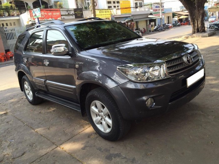 Bán Fortuner 2011 xám chì tự động chính chủ.