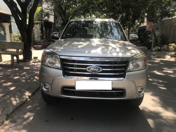 Gia đình cần bán xe Ford Everest model 2011 máy dầu số tự động