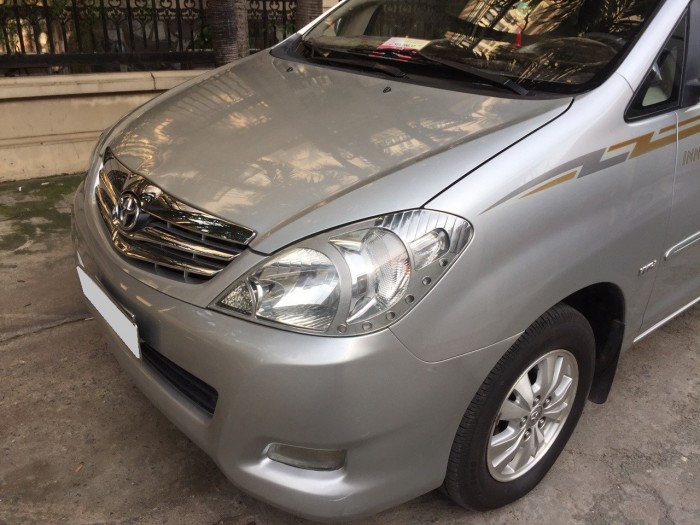 Gia đình cần bán Innova 2010 V, tự động, màu bạc, còn đẹp như mới,