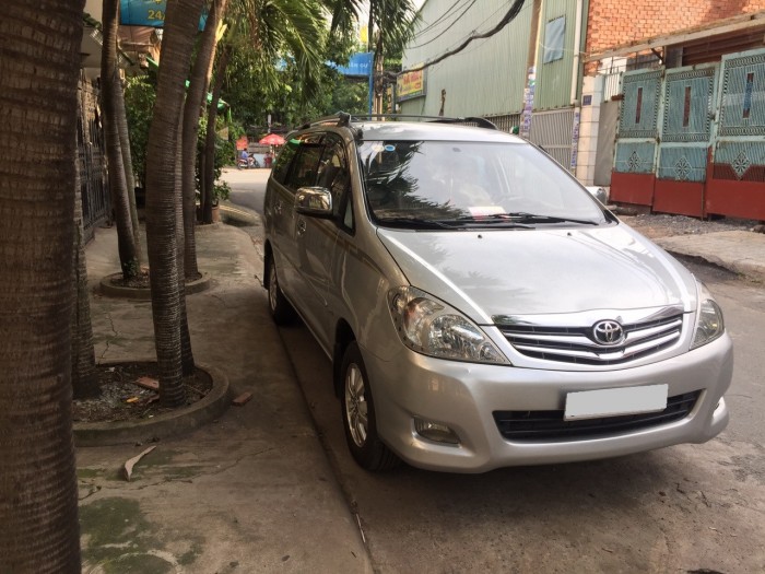 Gia đình cần bán Innova 2010 V, tự động, màu bạc, còn đẹp như mới,