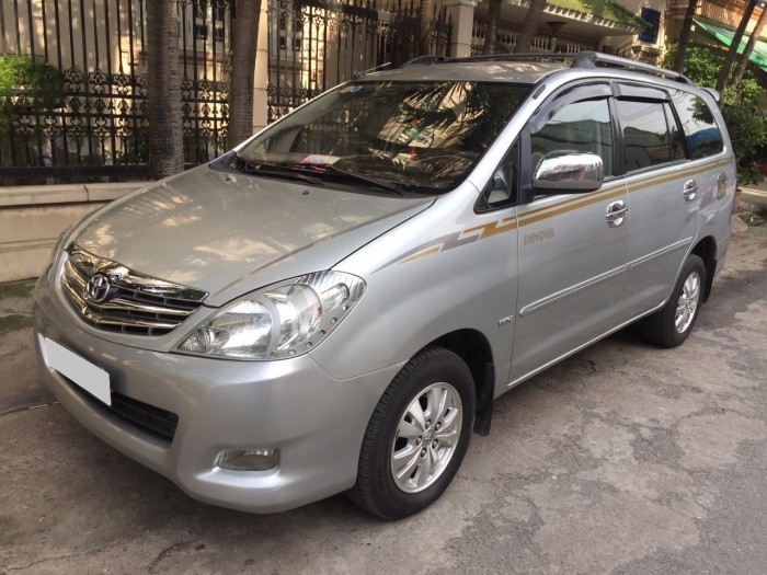 Gia đình cần bán Innova 2010 V, tự động, màu bạc, còn đẹp như mới,