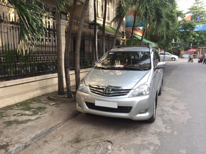Gia đình cần bán Innova 2010 V, tự động, màu bạc, còn đẹp như mới,