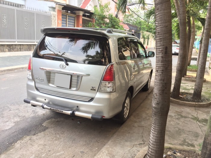 Gia đình cần bán Innova 2010 V, tự động, màu bạc, còn đẹp như mới,
