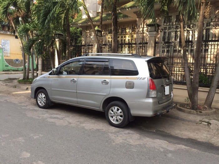 Gia đình cần bán Innova 2010 V, tự động, màu bạc, còn đẹp như mới,