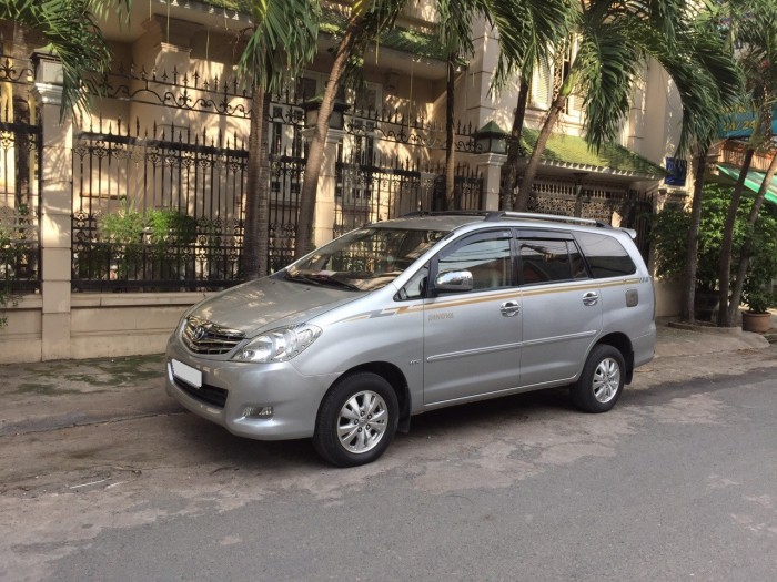 Gia đình cần bán Innova 2010 V, tự động, màu bạc, còn đẹp như mới,