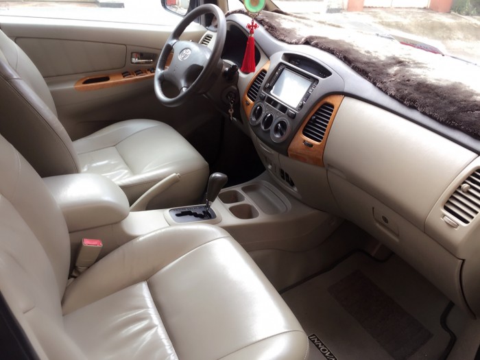 Gia đình cần bán Innova 2010 V, tự động, màu bạc, còn đẹp như mới,