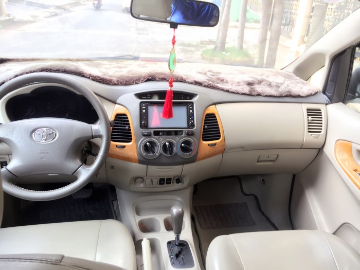 Gia đình cần bán Innova 2010 V, tự động, màu bạc, còn đẹp như mới,