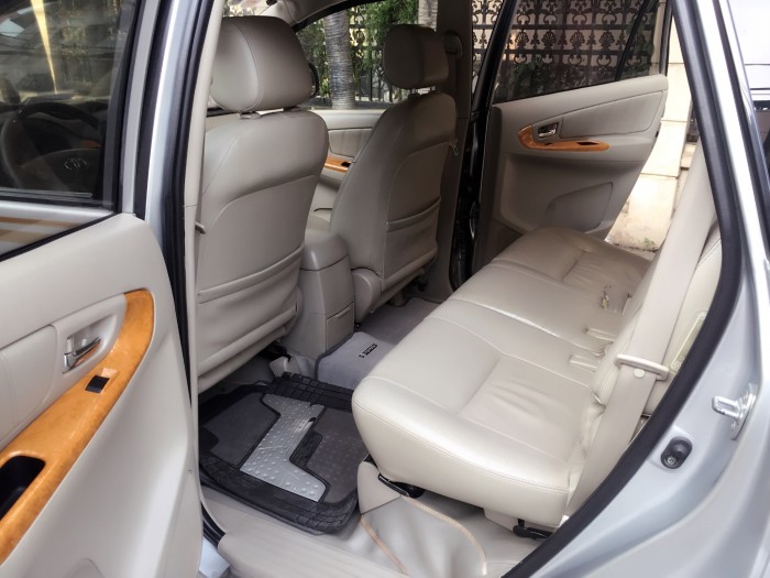 Gia đình cần bán Innova 2010 V, tự động, màu bạc, còn đẹp như mới,