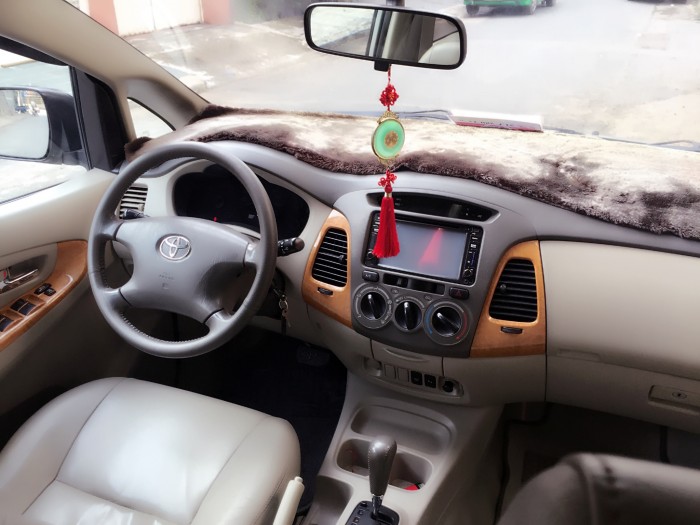 Gia đình cần bán Innova 2010 V, tự động, màu bạc, còn đẹp như mới,