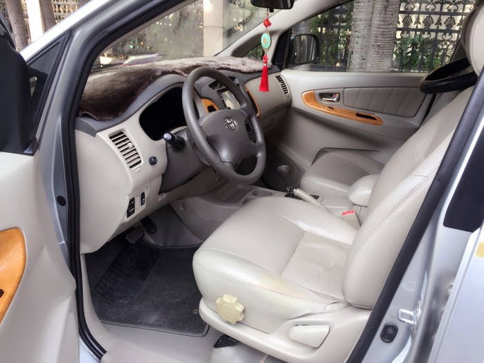 Gia đình cần bán Innova 2010 V, tự động, màu bạc, còn đẹp như mới,