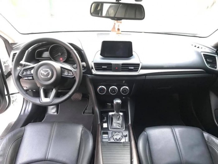 Cần tiền bán Mazda3, sx2017, số tự động màu trắng, gia đình sử dụng
