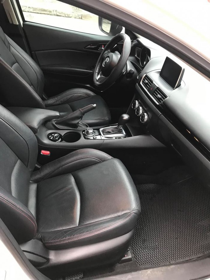 Bán Mazda 3 tự động 2018 Trắng trẻ đẹp lung linh.