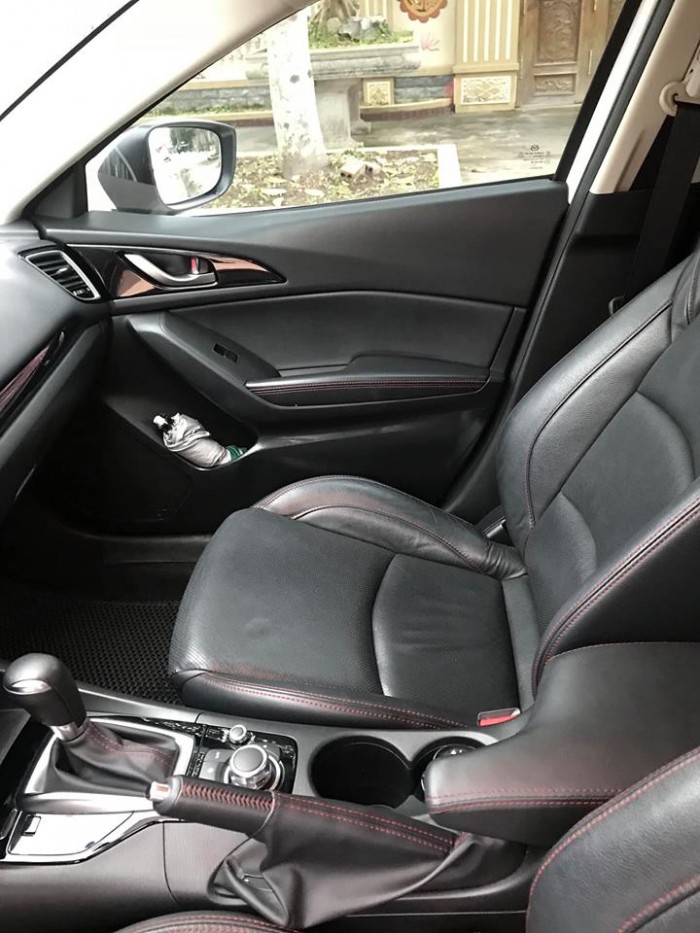 Bán Mazda 3 tự động 2018 Trắng trẻ đẹp lung linh.