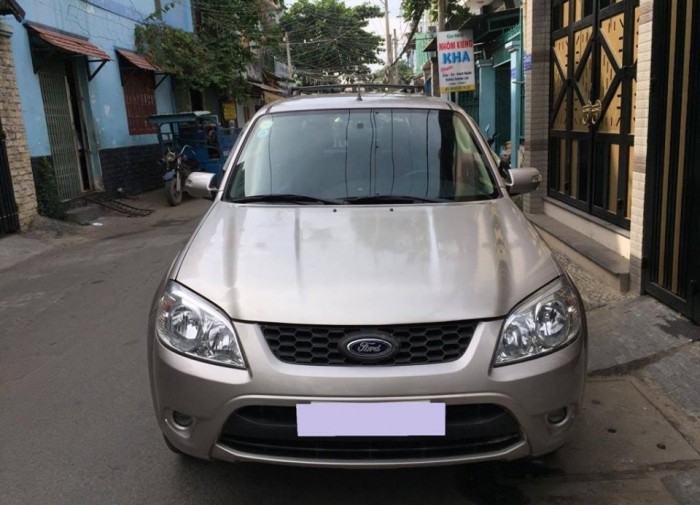 Gia đình cần bán Escape 2010 xls, số tự động, màu bạc, nhà dùng rất kỷ