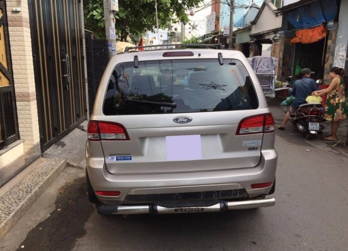 Gia đình cần bán Escape 2010 xls, số tự động, màu bạc, nhà dùng rất kỷ