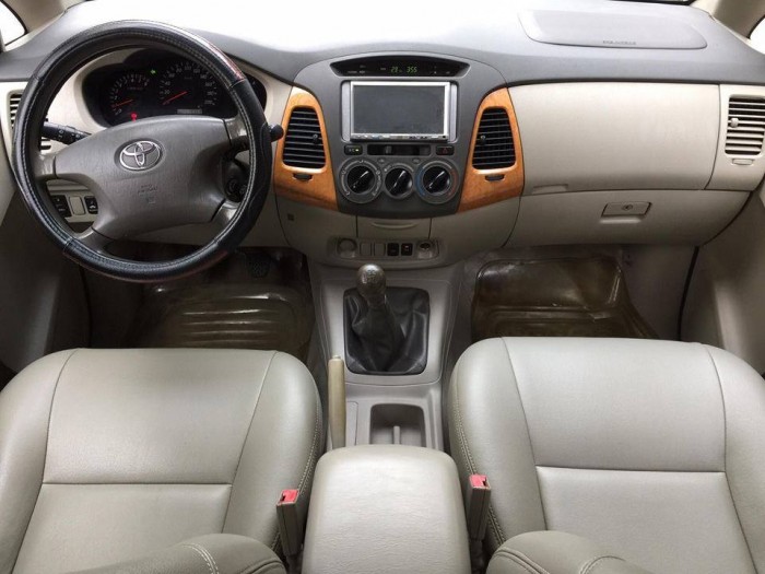 Bán xe gia đình Innova 2012 số sàn màu bạc còn mới