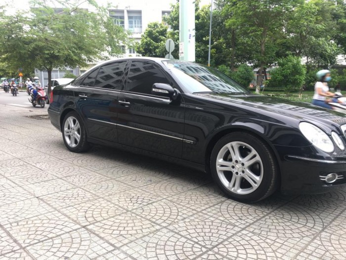Bán Mercedes E200 2008 tự động màu đen rất đẹp.