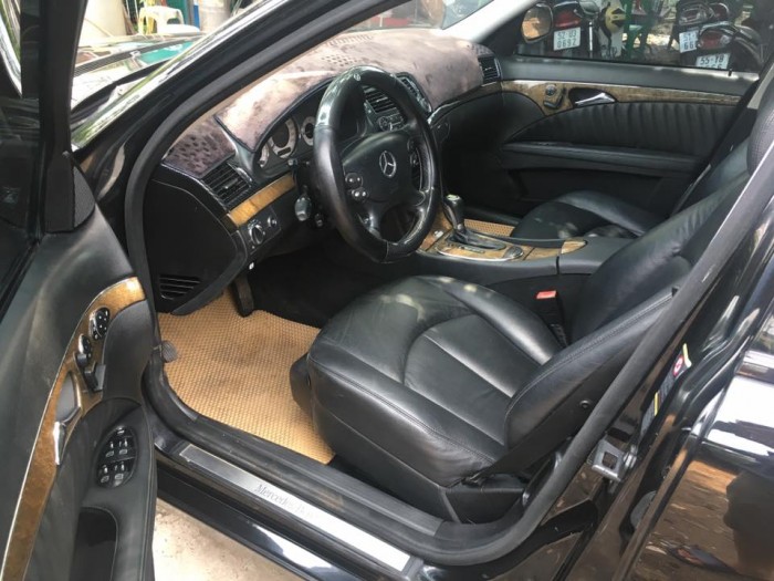 Bán Mercedes E200 2008 tự động màu đen rất đẹp.