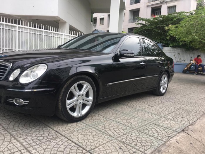 Bán Mercedes E200 2008 tự động màu đen rất đẹp.
