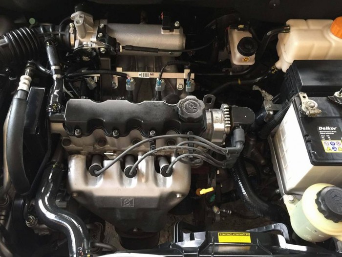 Cần bán Aveo LT 2017 số sàn, màu bạc. odo 28.000km