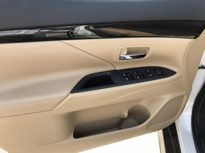 Bán Mitsubishi Outlander 2.0AT Premium màu trắng số tự động sản xuất 6/2018 biển Sài Gòn đi 3700km