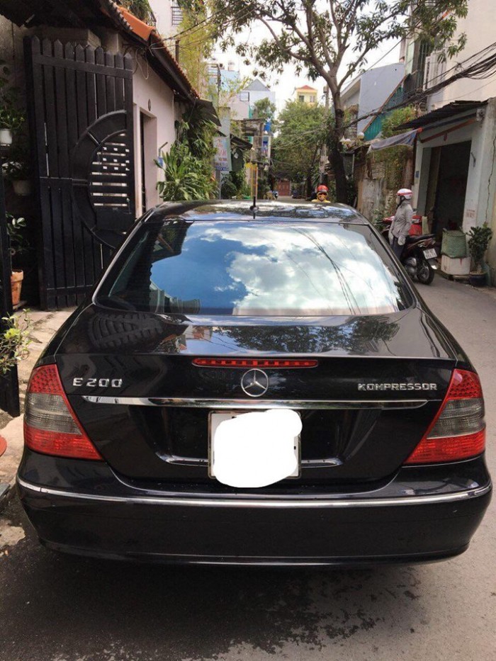 Gia đình cần bán E200. sx 2008, số tự động, màu đen
