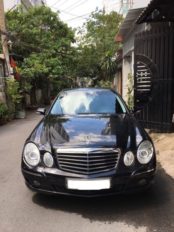 Gia đình cần bán E200. sx 2008, số tự động, màu đen