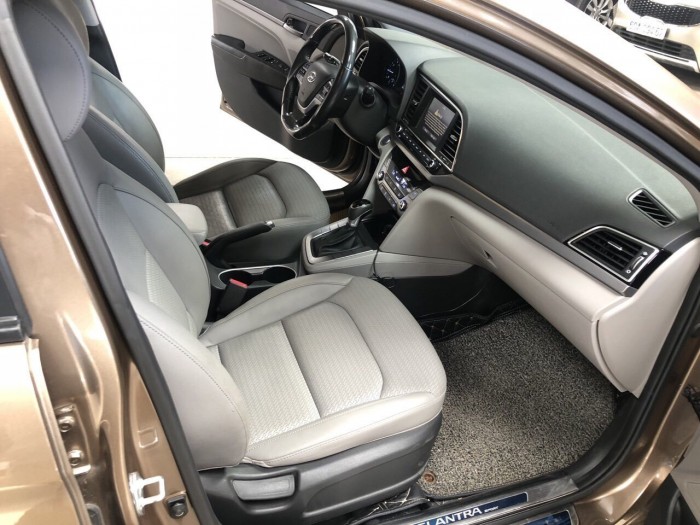 Bán Hyundai Elantra GLS 1.6AT màu nâu titan số tự động sản xuất 2016 biển Bình Dương đi 33000km