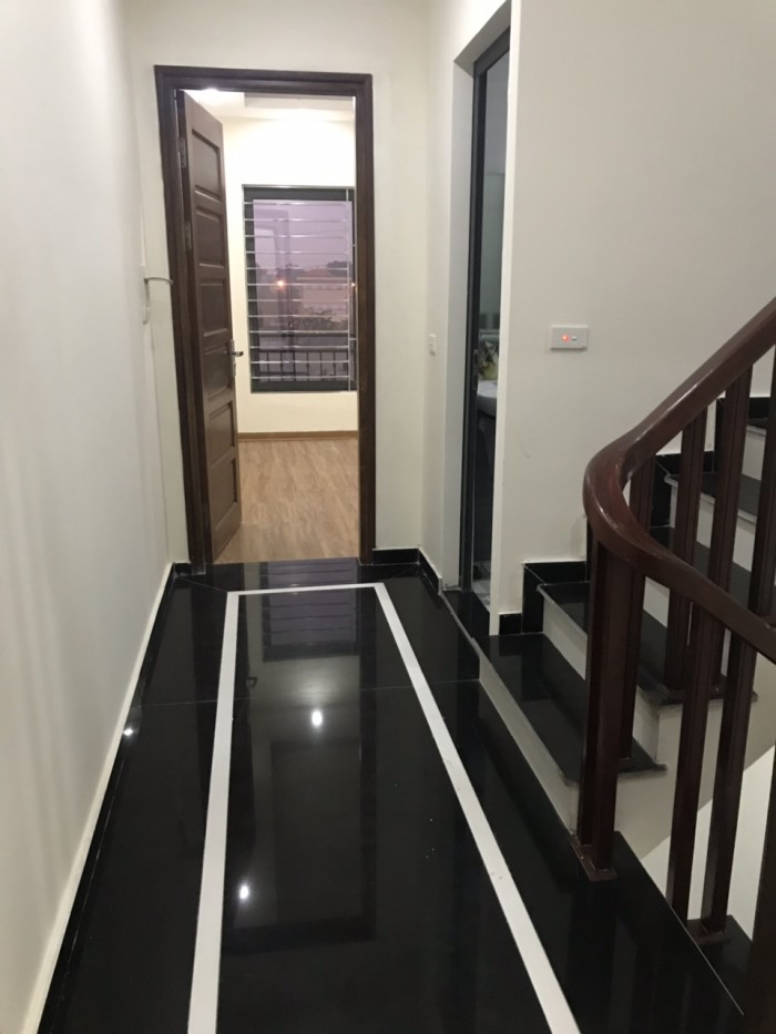 Mô tả chi tiết. - Diện tích: 40m2. - Mặt tiền: 4,2m. - Mặt đường rộng 8m. - Hướng: Tây Bắc.