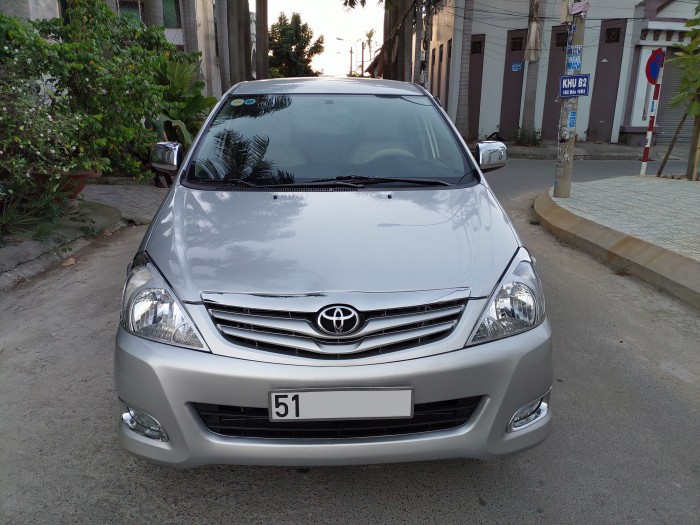 Gia đình bán xe Toyota Innova G cũ cuối 2010