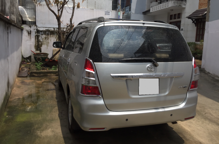Bán nhanh Innova 2012 số sàn màu Bạc máy zin từng con ốc nhỏ