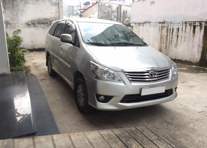 Bán nhanh Innova 2012 số sàn màu Bạc máy zin từng con ốc nhỏ