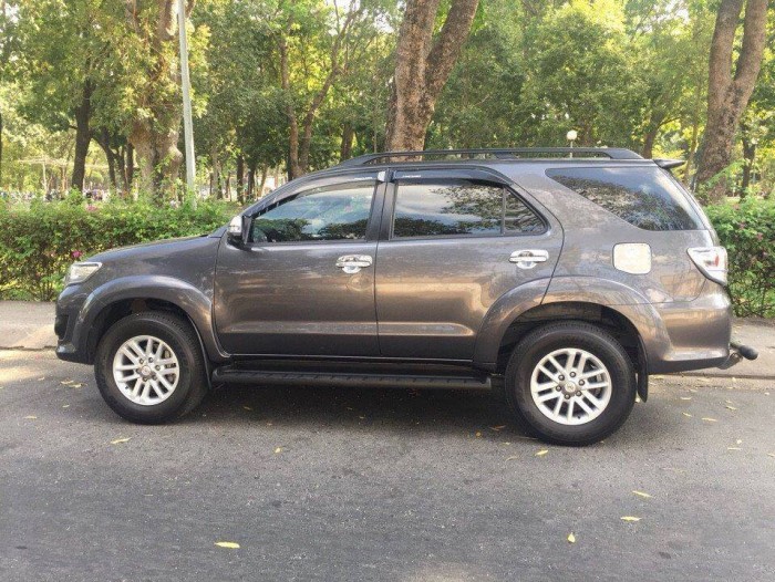 Bán Xe Fortuner 2014 tự  động  xám chì đi 69 000 km