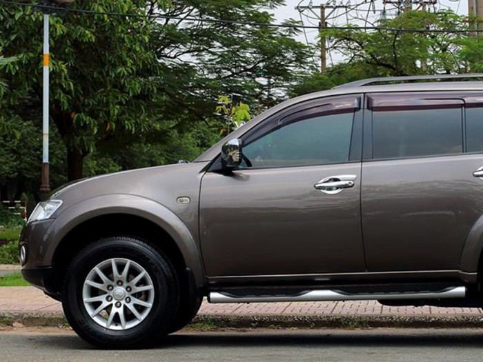 Bán Mitsubishi Pajero tự động 2015 đk 2016 máy xăng xám rất đẹp