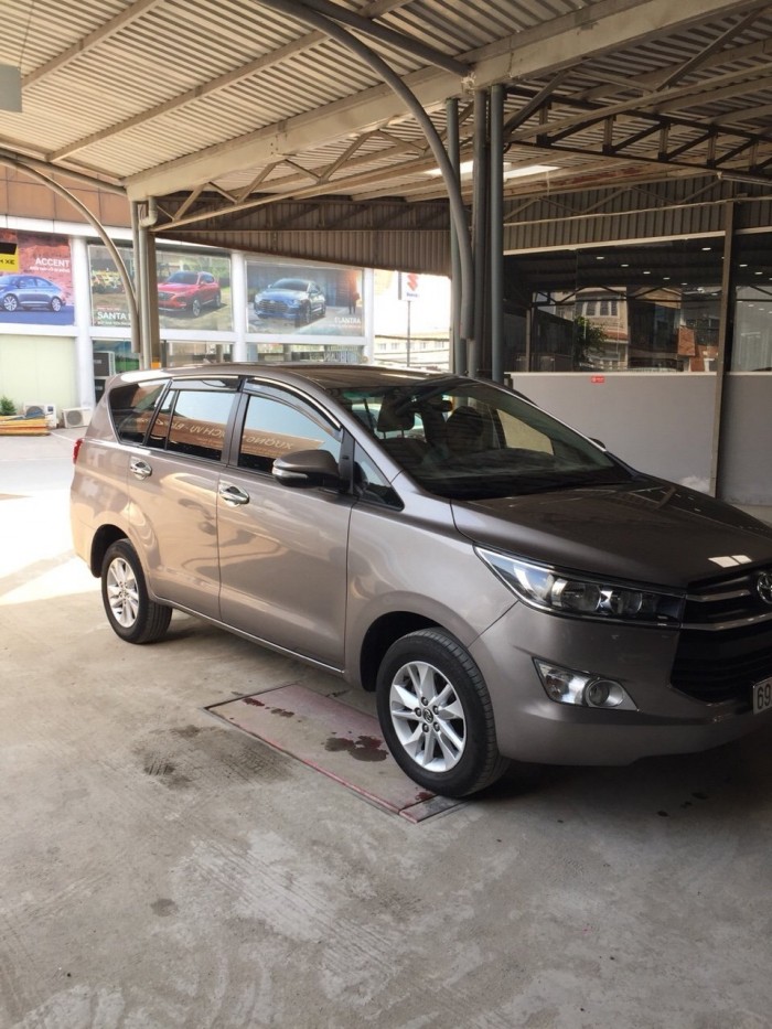 Bán Toyota INNOVA 2.0E màu nâu titan số sàn sản xuất 2017 biển tỉnh đi 42000km