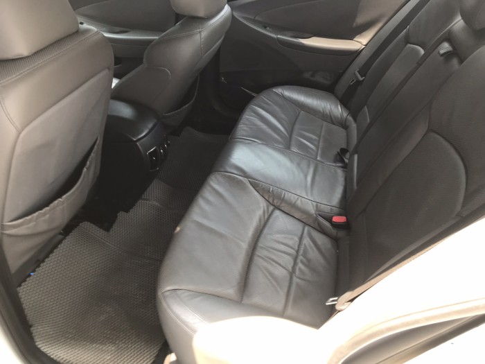 Bán Hyundai Sonata 2.0AT màu trắng số tự động nhập Hàn Quốc 2010 biển Sài Gòn 1 chủ