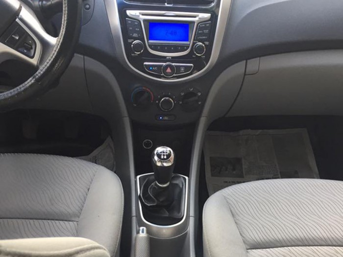 Bán hyundai Accent 2012 màu trắng số sàn xe ít đi rất mới