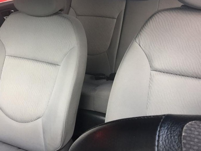 Bán hyundai Accent 2012 màu trắng số sàn xe ít đi rất mới