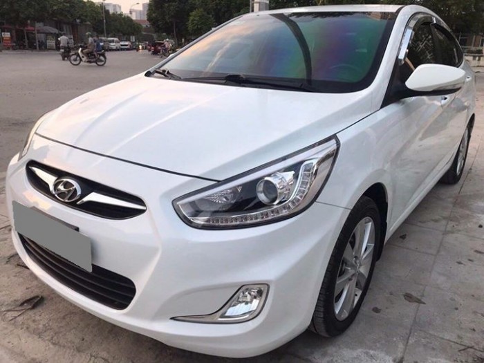 Bán hyundai Accent 2012 màu trắng số sàn xe ít đi rất mới