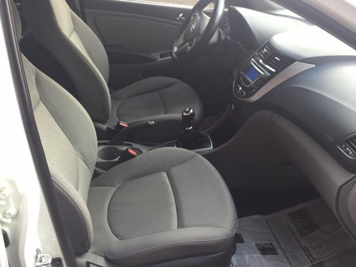 Bán hyundai Accent 2012 màu trắng số sàn xe ít đi rất mới