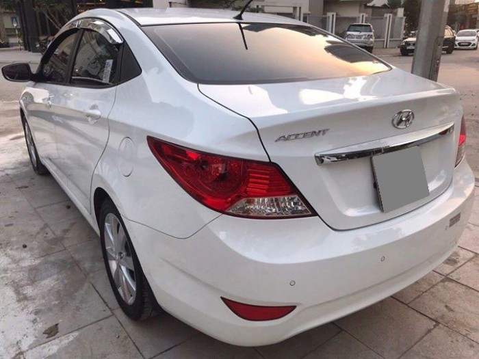 Bán hyundai Accent 2012 màu trắng số sàn xe ít đi rất mới