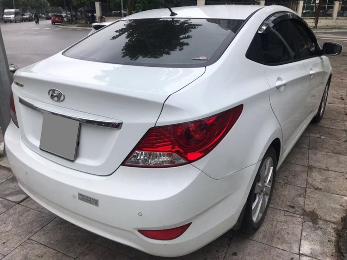 Bán hyundai Accent 2012 màu trắng số sàn xe ít đi rất mới