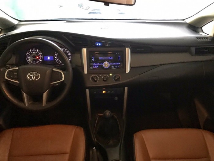 Bán Toyata Innova 2.0E sx 2017 chạy lướt màu bạc