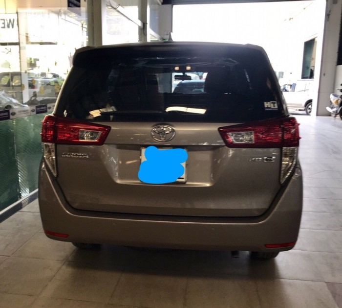 Bán Toyata Innova 2.0E sx 2017 chạy lướt màu bạc
