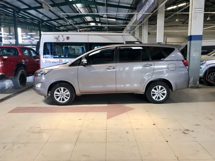 Bán Toyata Innova 2.0E sx 2017 chạy lướt màu bạc