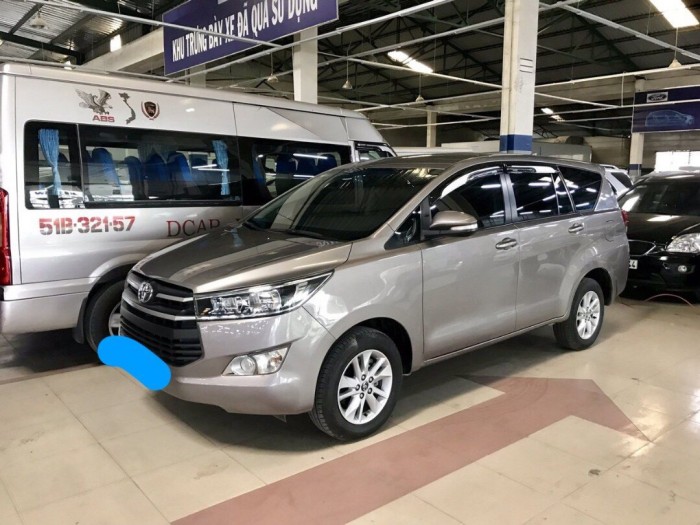 Bán Toyata Innova 2.0E sx 2017 chạy lướt màu bạc