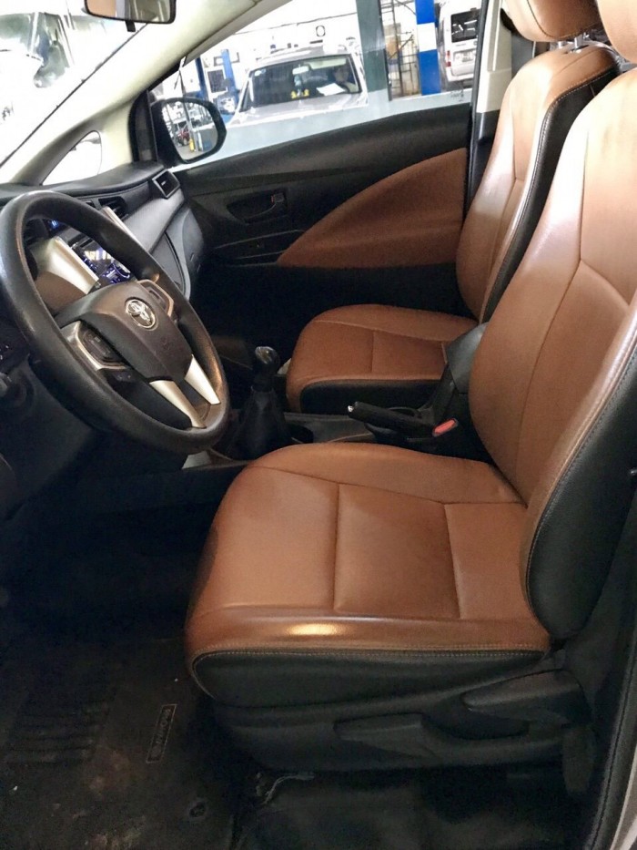 Bán Toyata Innova 2.0E sx 2017 chạy lướt màu bạc