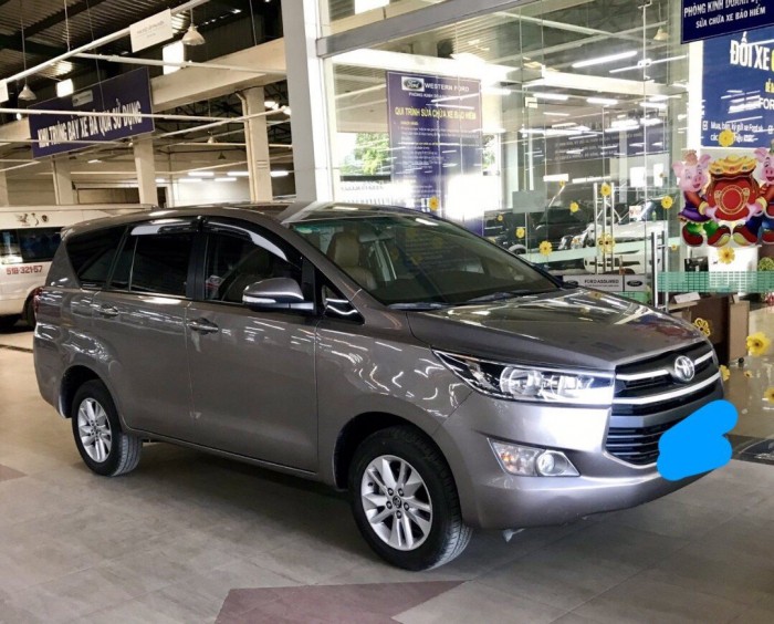 Bán Toyata Innova 2.0E sx 2017 chạy lướt màu bạc