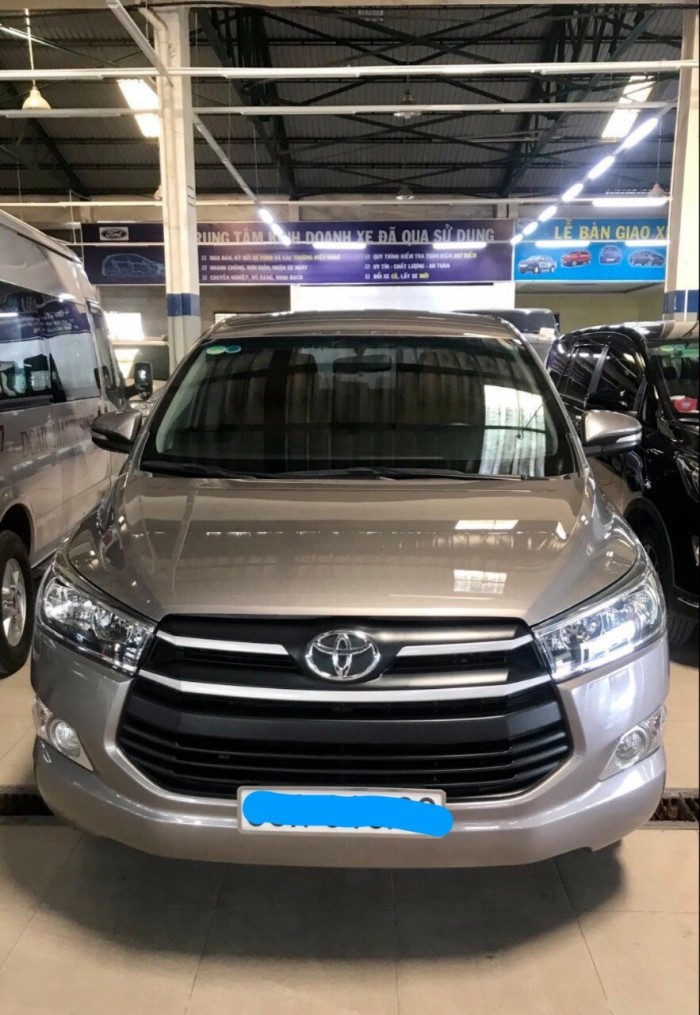 Bán Toyata Innova 2.0E sx 2017 chạy lướt màu bạc