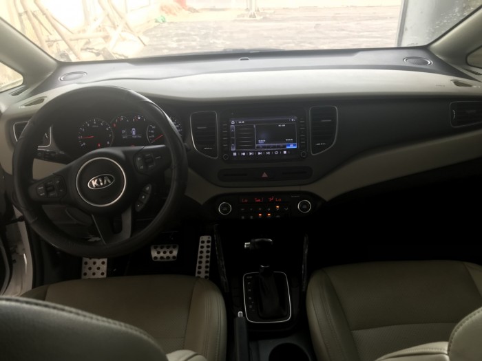 Bán Kia Rondo GAT 2.0AT màu trắng số tự động sản xuất 2017 biển tỉnh đi lướt 15000km